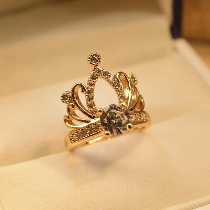 Ishal Fatima 16 / White Diamond Solitaire Shiny Diamond Ring